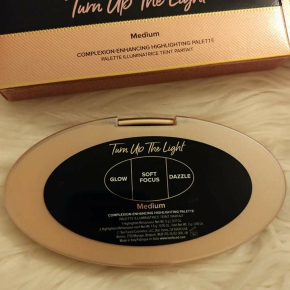 💖FIRM! NWT TOO FACED BORN THIS WAY TURN UP THE LIGHT HIGHLIGHTER PALETTE - Picture 6 of 10